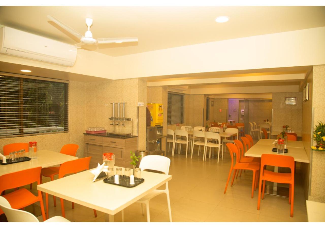 מומביי Ashok Deluxe Apartments, Marol Andheri East מראה חיצוני תמונה