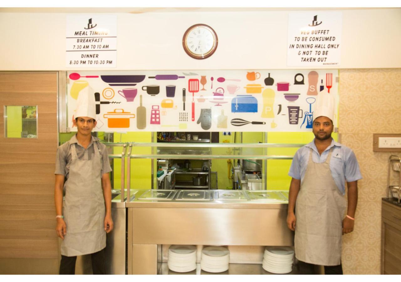 מומביי Ashok Deluxe Apartments, Marol Andheri East מראה חיצוני תמונה