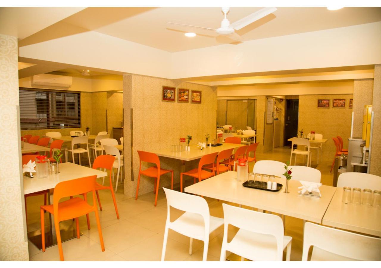 מומביי Ashok Deluxe Apartments, Marol Andheri East מראה חיצוני תמונה
